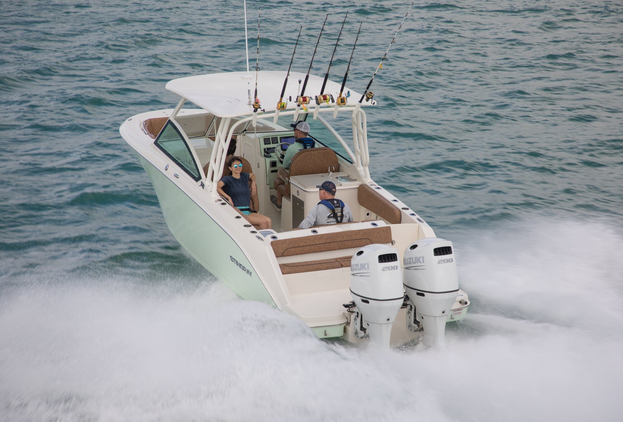 zwei Personen auf einem Angelboot