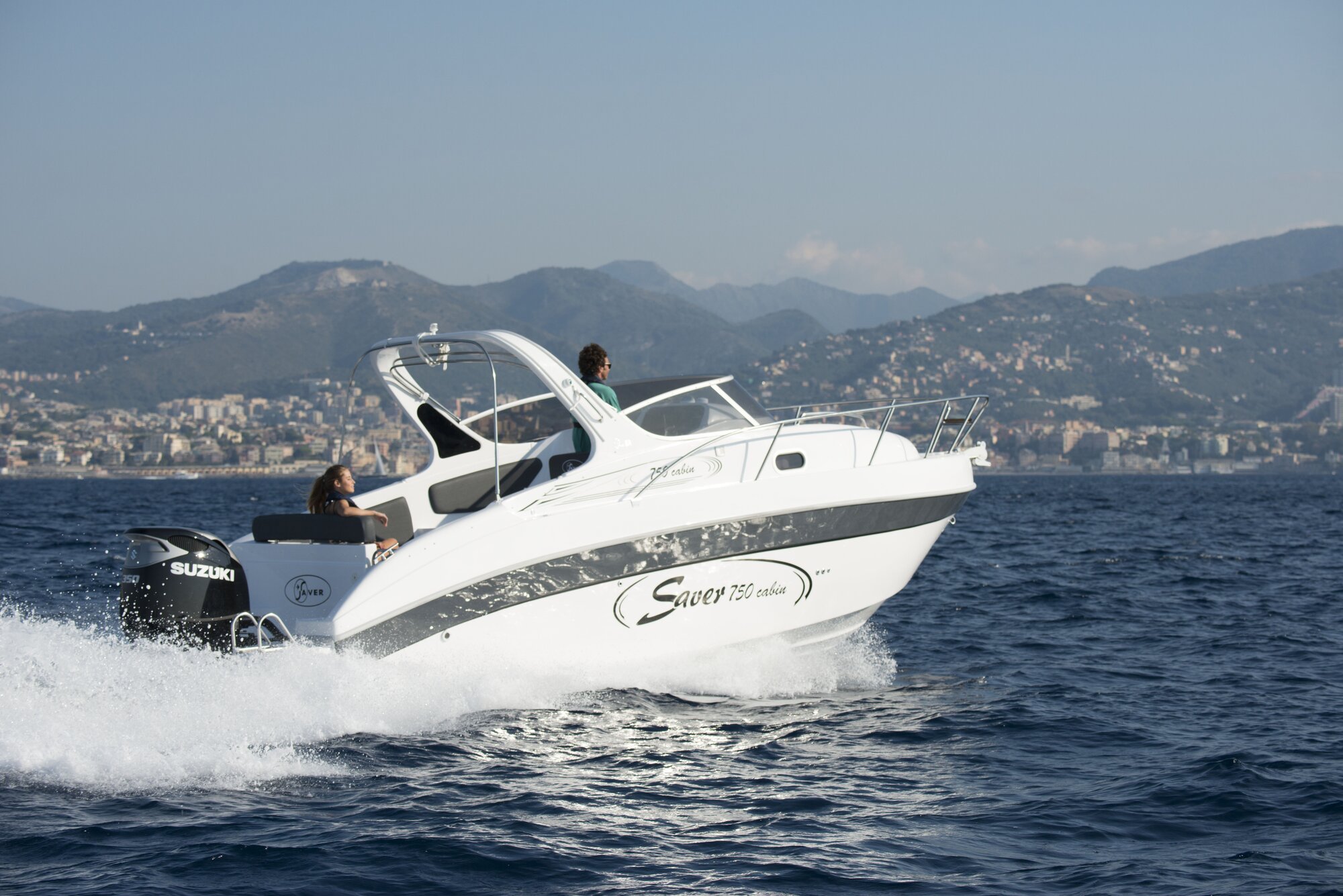 Boot fährt von der Kamera weg