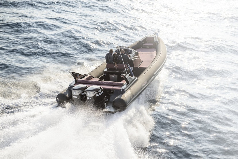 Zwei Männer auf einem Schlauchboot