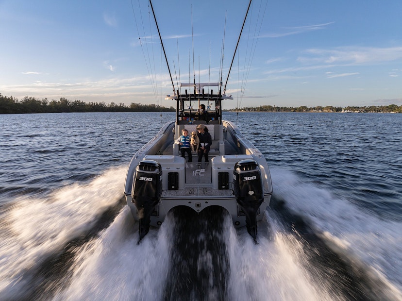 zwei Personen auf einem Angelboot