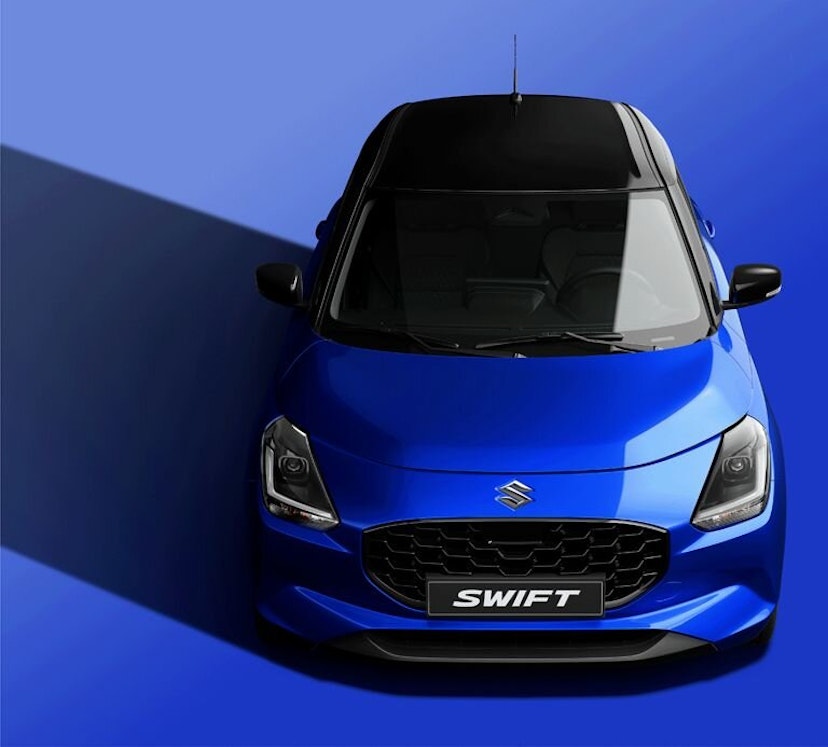 Blauer Suzuki Swift auf blauem Boden