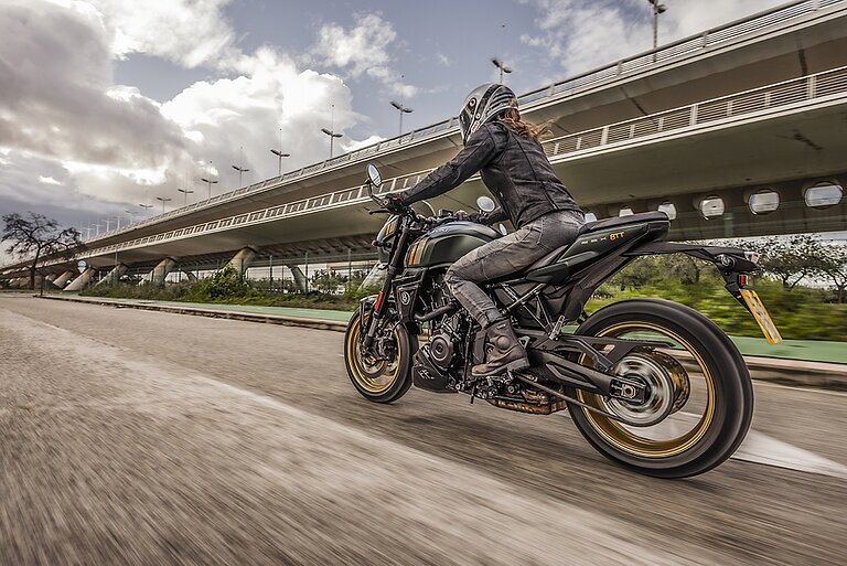 Eine Frau auf einem Suzuki GSX-8TT