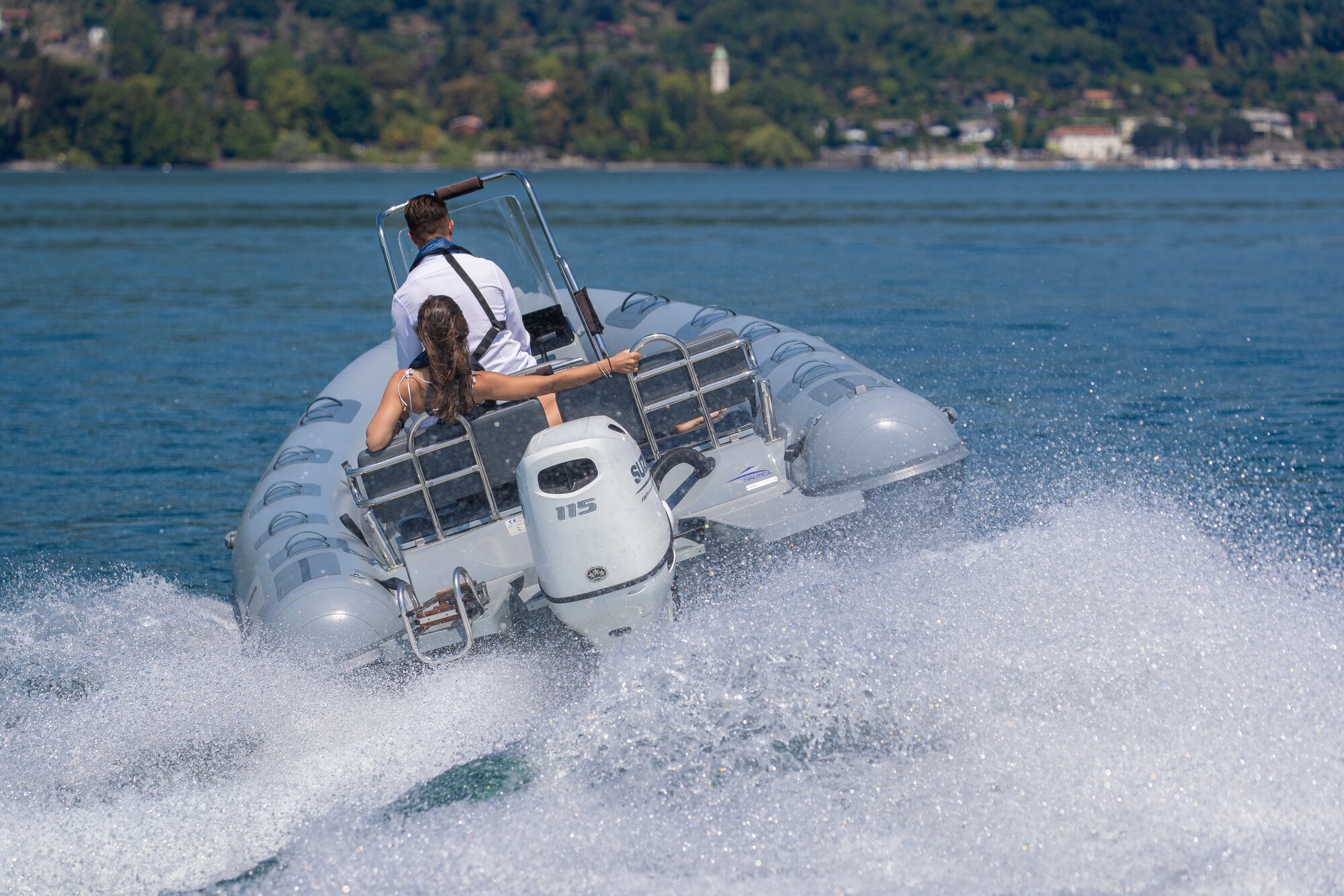 Mann fährt mit einem Schlauchboot um die Kurve