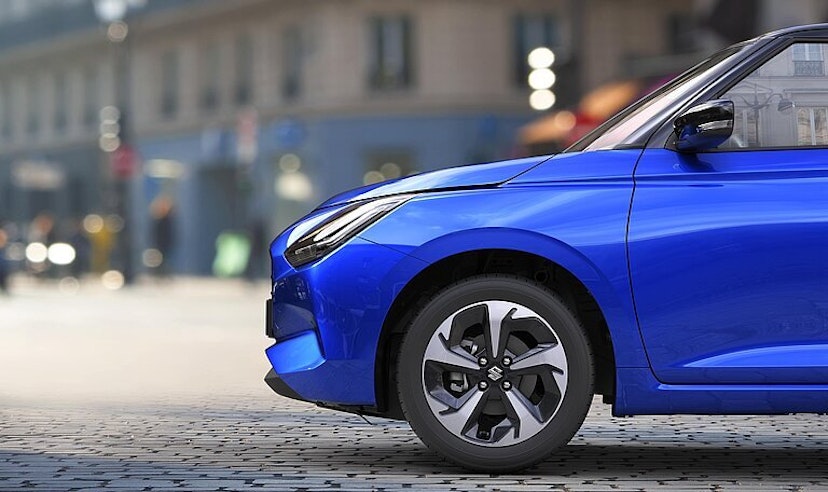 Blauer Suzuki SWIFT von der Seite vorne