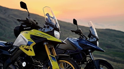 Suzuki V-Storm 1050 gelb und blau in der Abendsonne