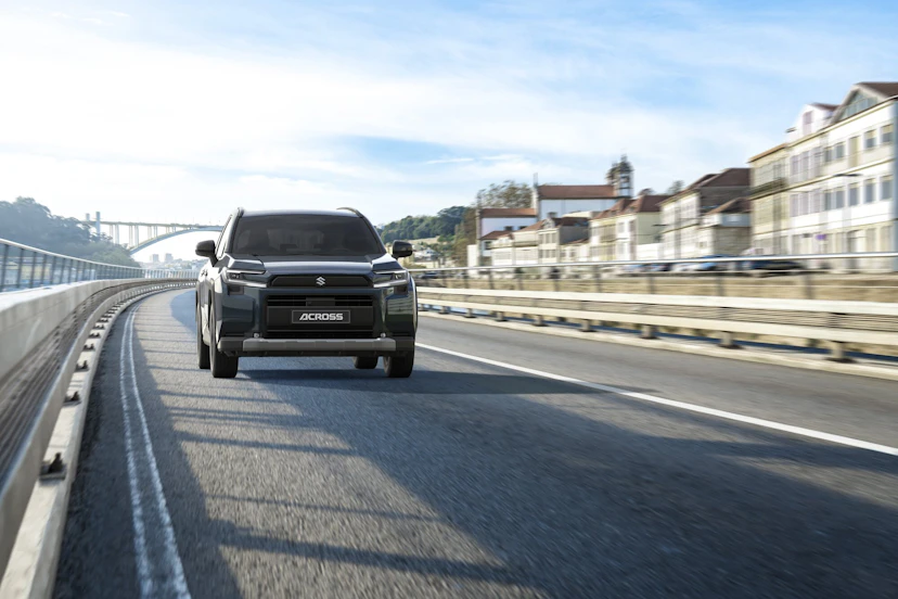 Suzuki Across von hinten mit Koffer