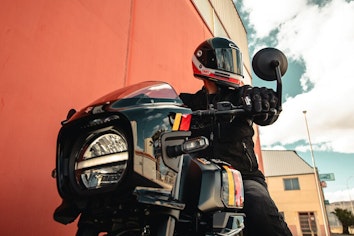 Eine Person auf einem Suzuki 