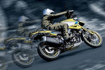 Suzuki V-Storm 1050DE in der Kurve