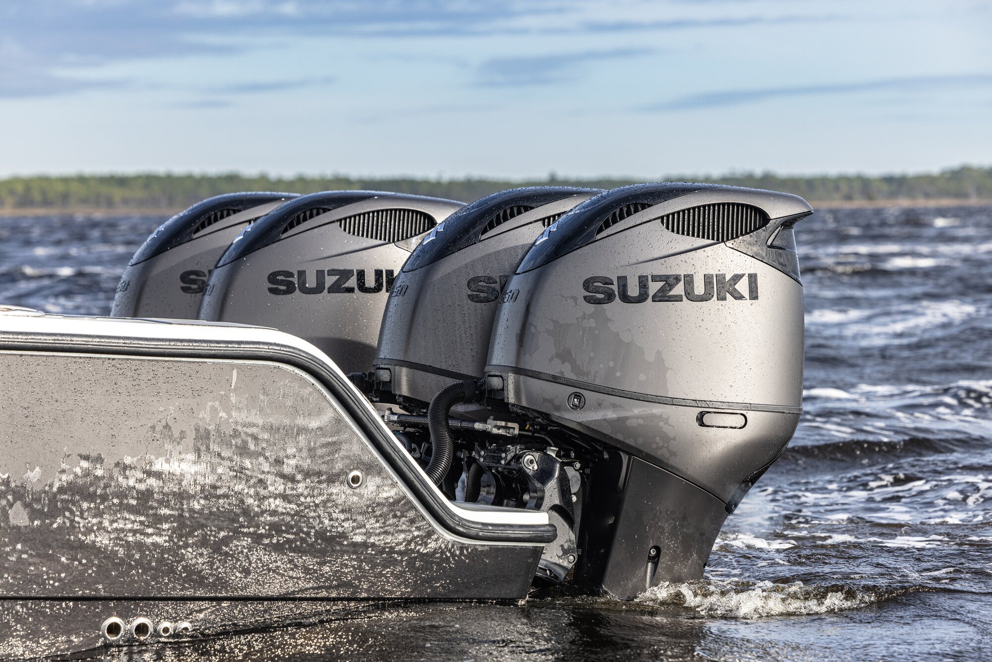 Vier Suzuki DF350AMD STEALTH Motoren