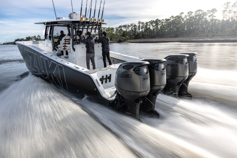 Zwei Männer auf einem Angelboot