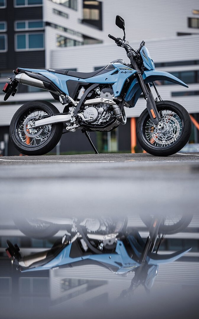Blaue Suzuki DR-Z4SM