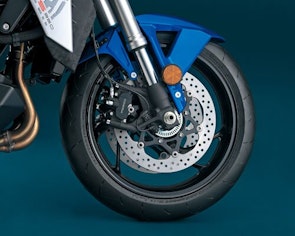 Suzuki GSX-S950 Sportliche Sechs-Speichen-Räder