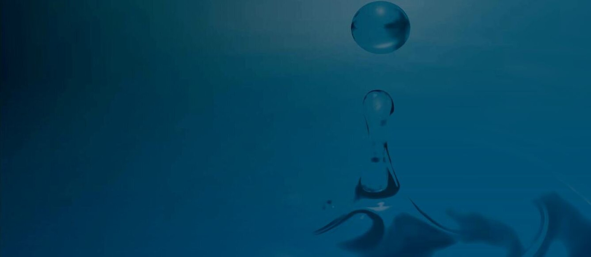 Gocce d'acqua su sfondo blu