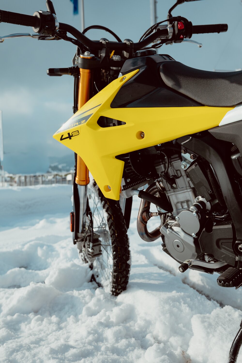 Suzuki DR-Z4S mit Fahrer