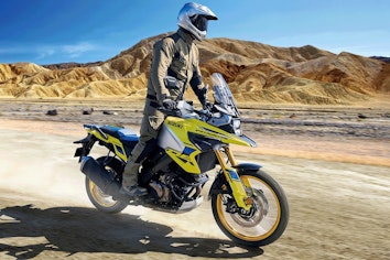 Suzuki V-Storm 1050DE auf einer Naturstrasse