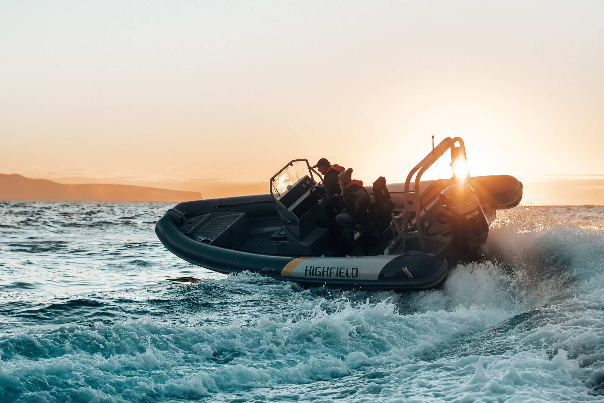 Mann auf einem Schlauchboot fährt in eine Kurve