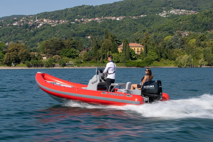 Mann und Frau auf einem Schlauchboot