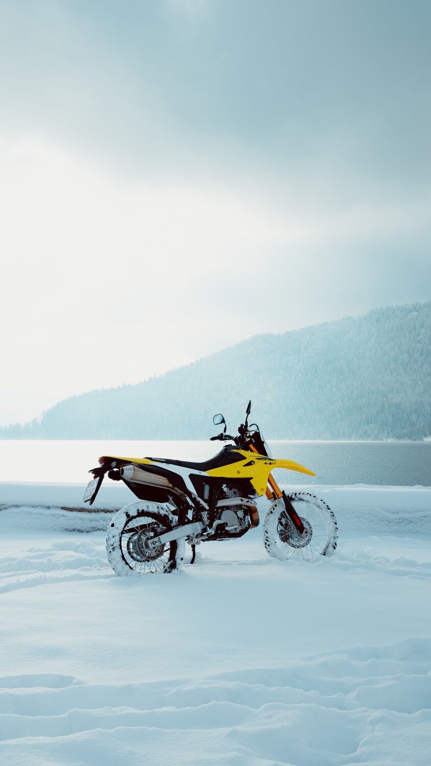 Suzuki DR-Z4S mit Fahrer