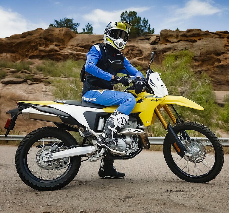 Suzuki DR-Z4S mit Fahrer