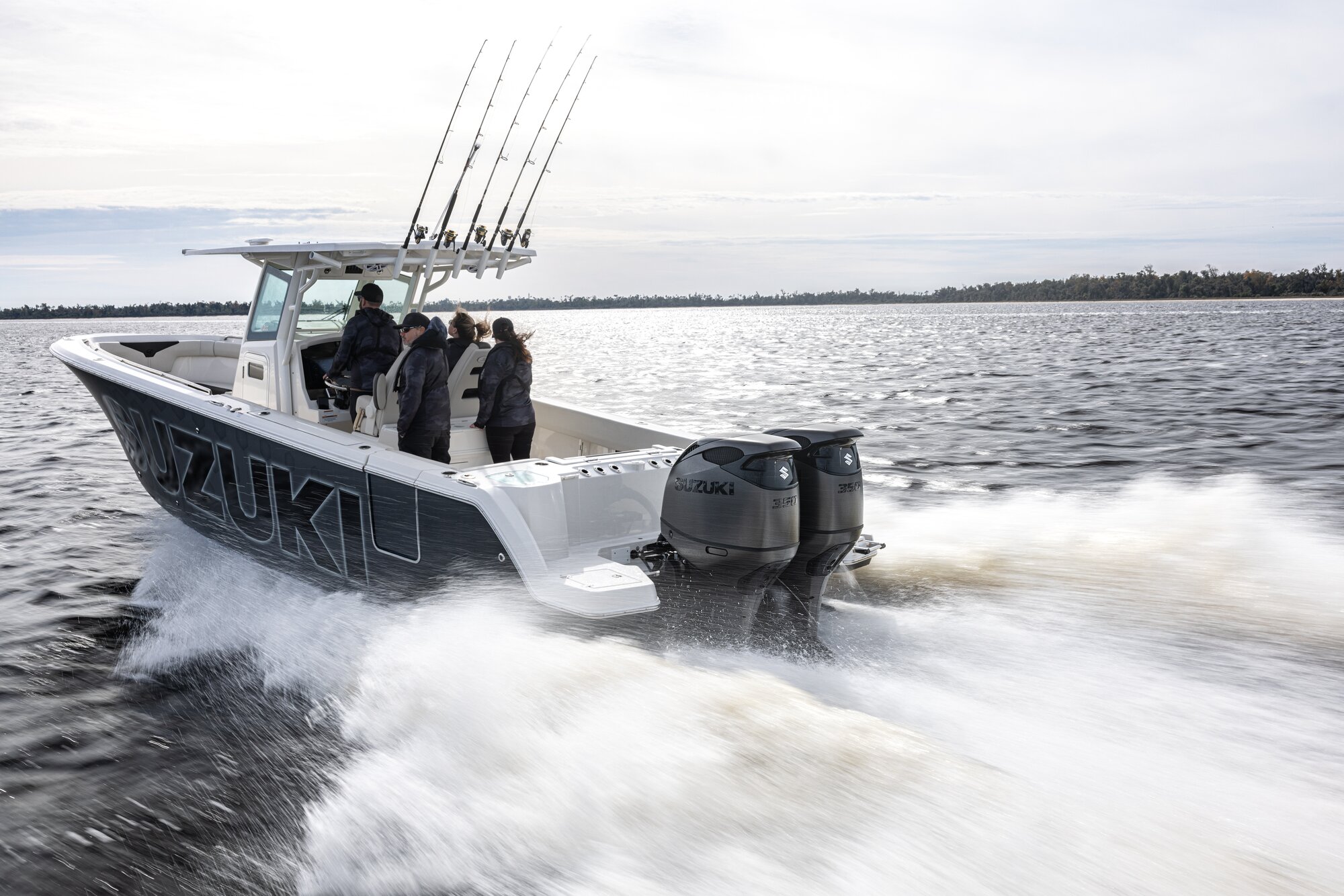 Zwei Männer auf einem Angelboot