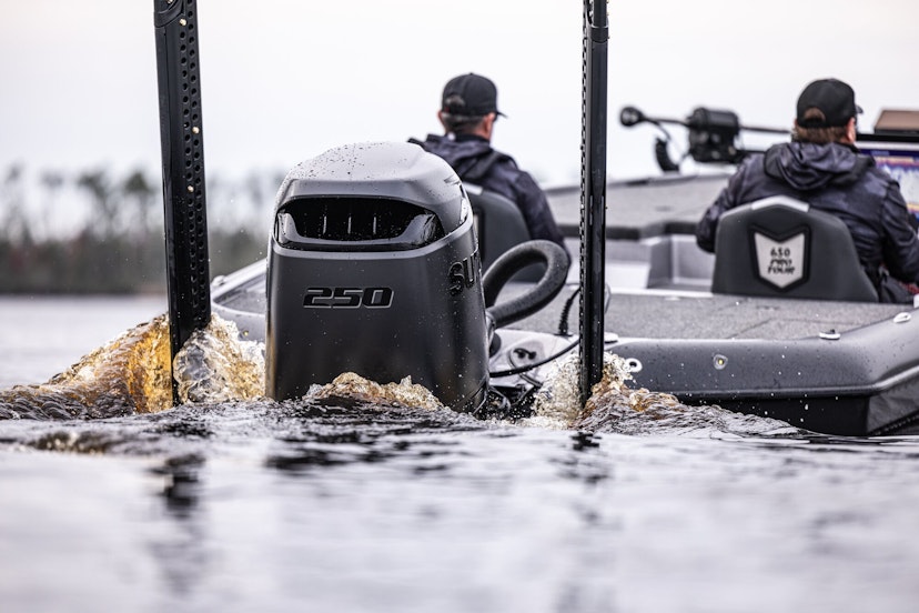 Mann Auf einem Angelboot