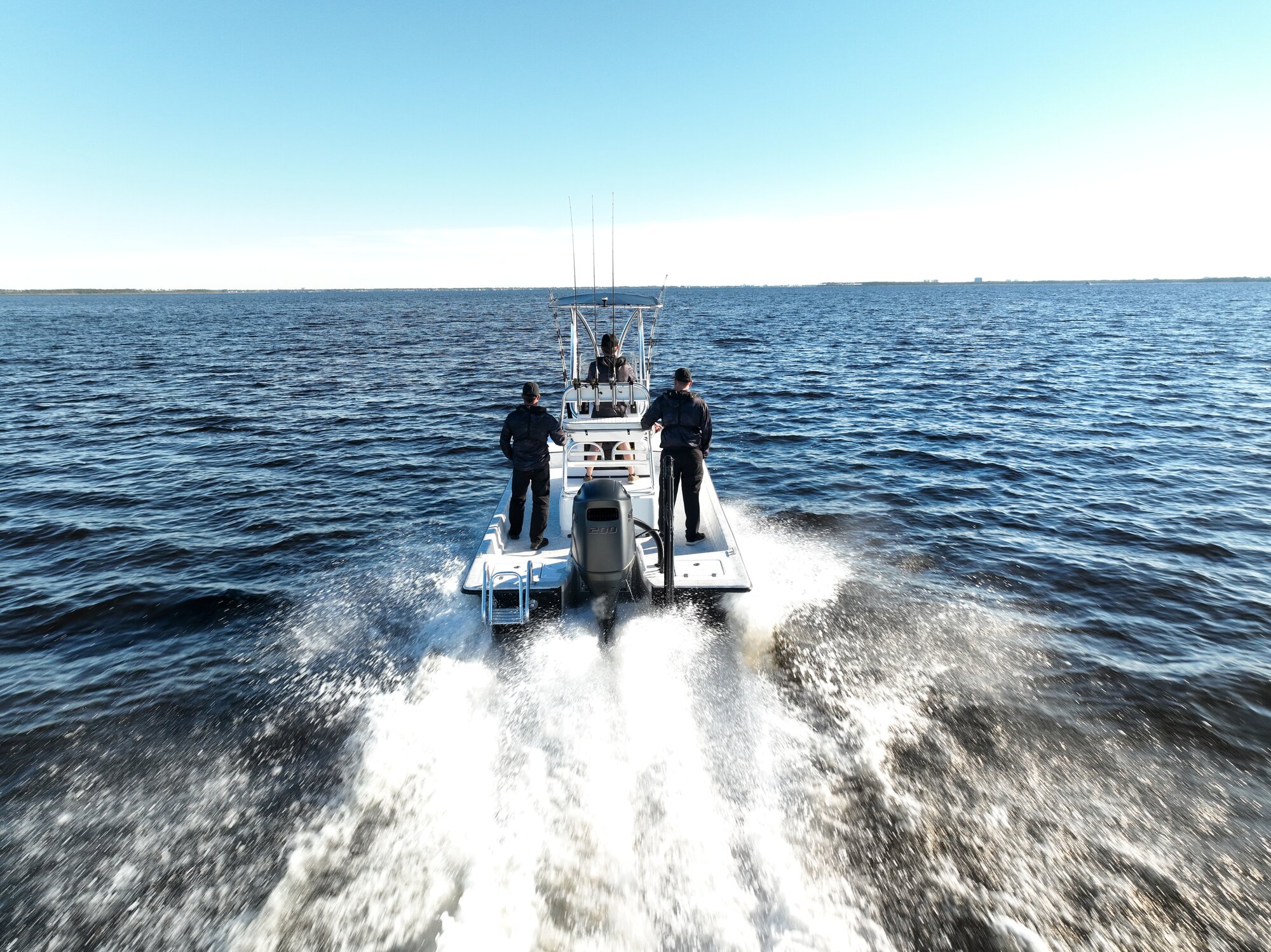 Zwei Männer auf einem Angelboot