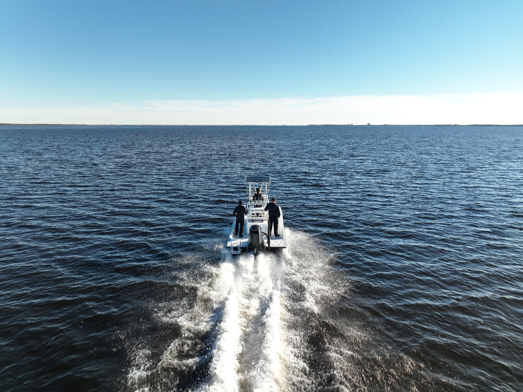  Zwei Männer auf einem Angelboot