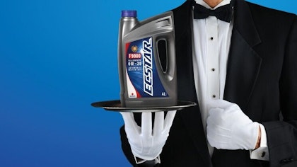 Zubehör und Person mit Handschuhen