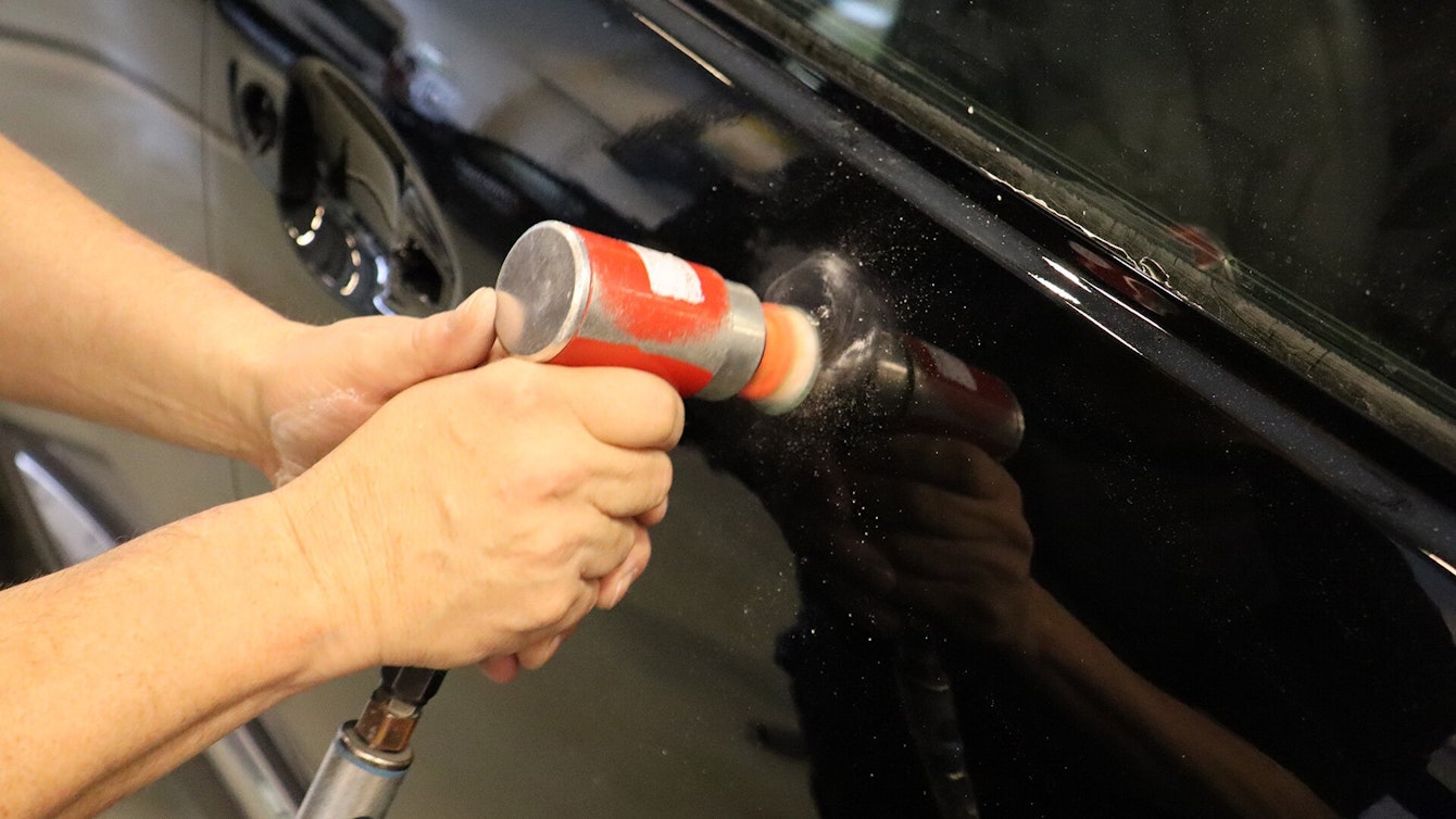 Lackieren auf schwarzem Auto