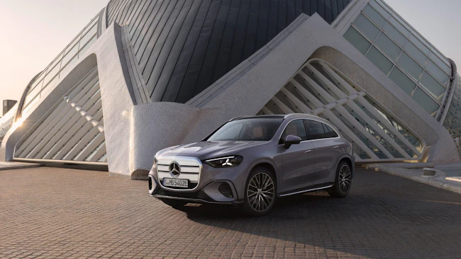 Grauer Mercedes Benz GLC von vorne