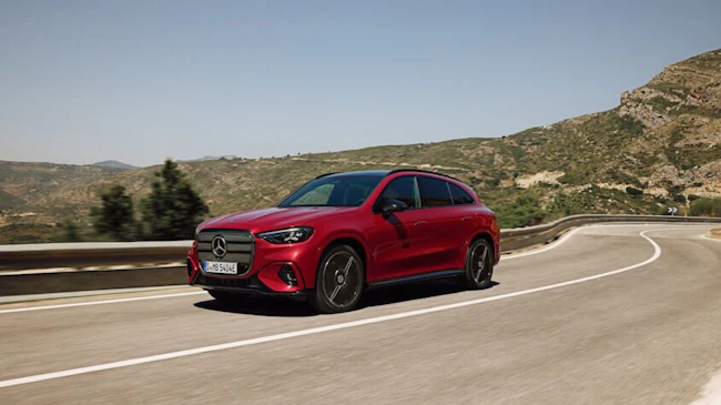 Roter Mercedes Benz GLC von der Seite