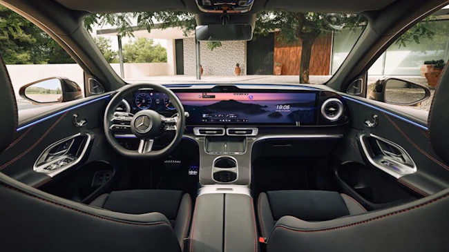 Interieur des Mercedes Benz GLC gefüllt mit Orangen