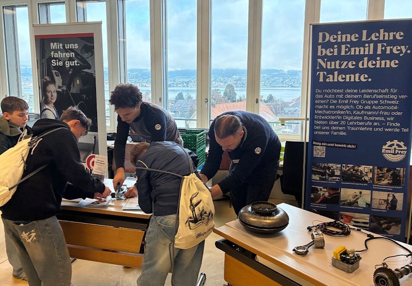 Messestand und Mercedes-Benz Fahrzeug