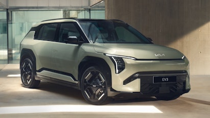 Grüner Kia EV3 von der Seite