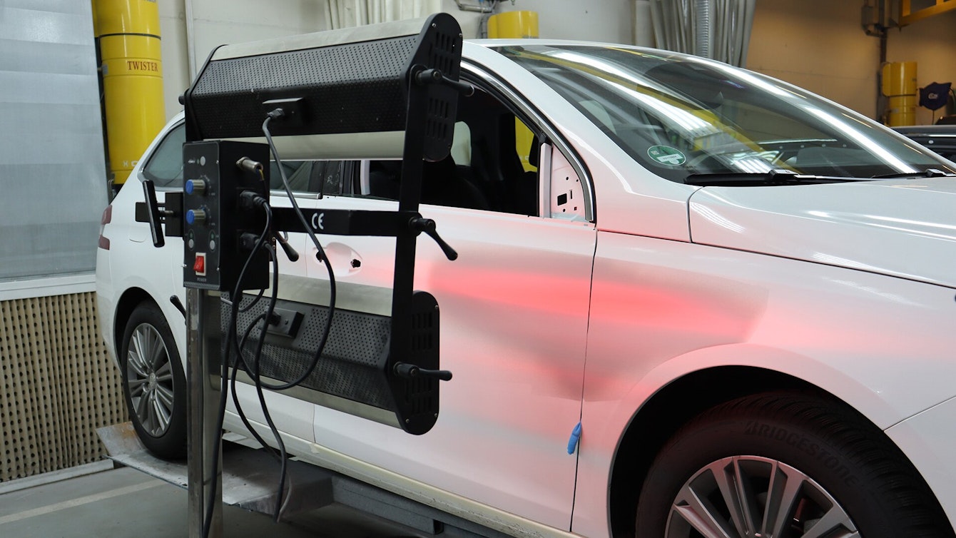 Weisses Auto auf Hebelbühne