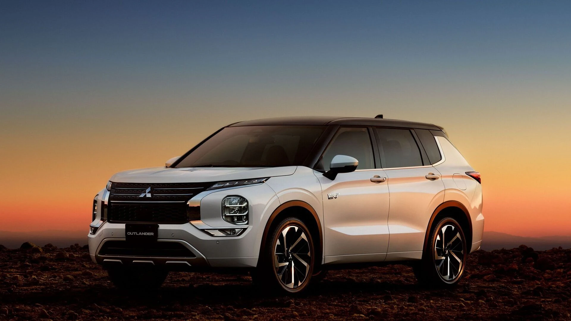 Neuer Mitsubishi Outlander PHEV im Sonnenuntergang