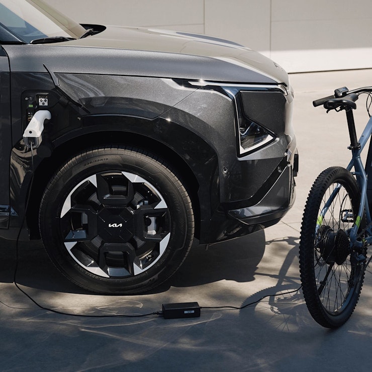 Ein Fahrrad wird durch den Kia EV5 geladen