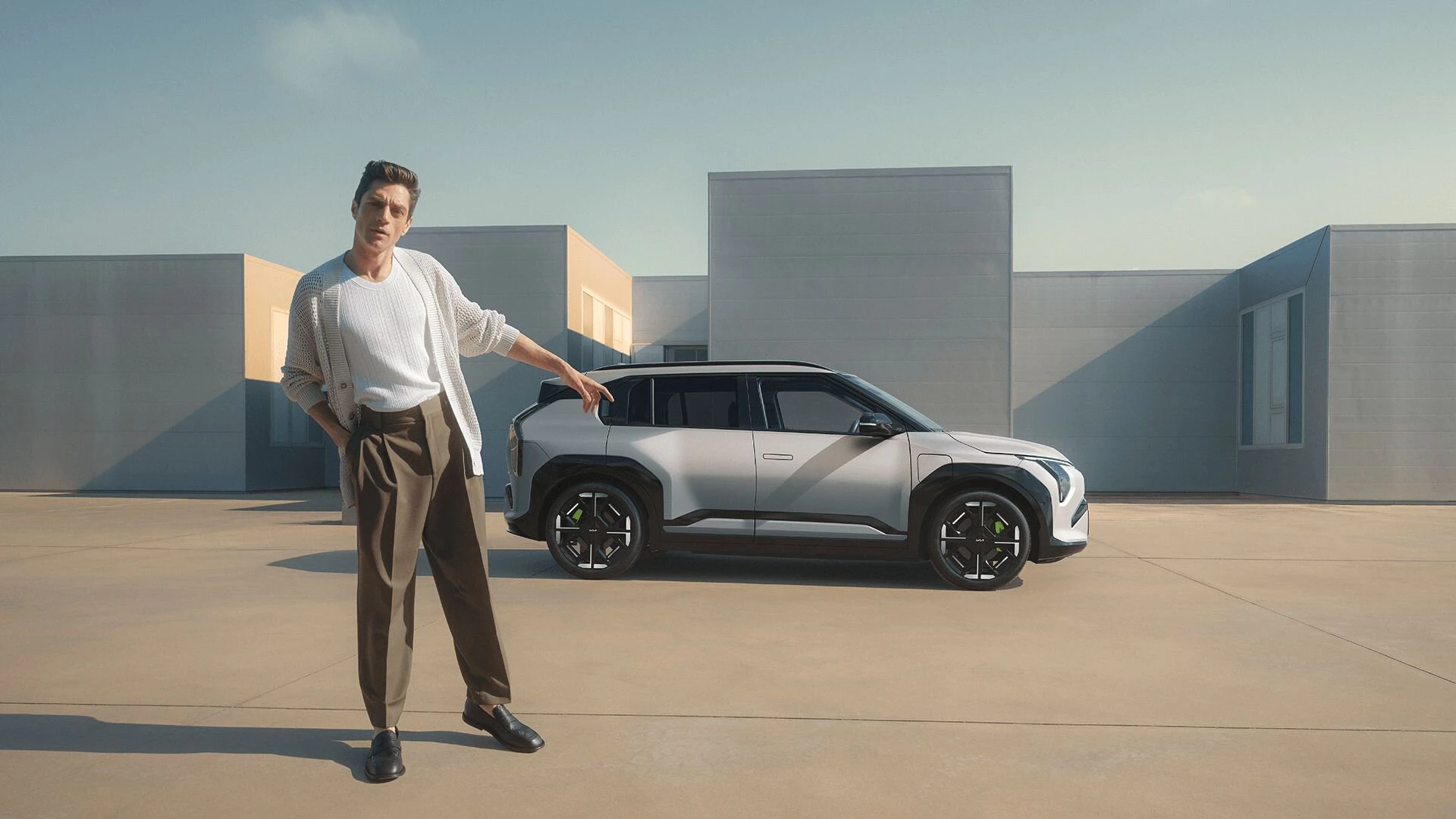 Ein Mann zeigt auf den Kia EV3 GT