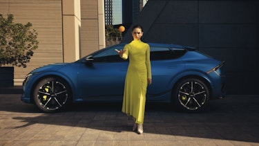 Eine Frau steht vor dem Kia EV6 GT