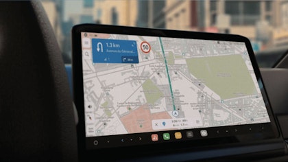 Nahaufnahme der digitalen Flottenmanagement-Schnittstelle auf einem Tablet als Muster für die intelligenten Business-Lösungen von Kia PBV