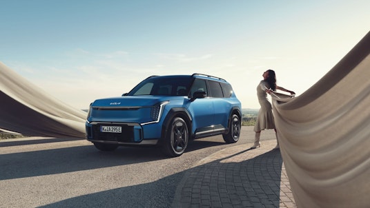 Une femme à côté de la Kia EV9