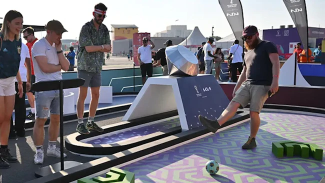 Besucher beim Fussballspiel in der Erlebniszone von Kia