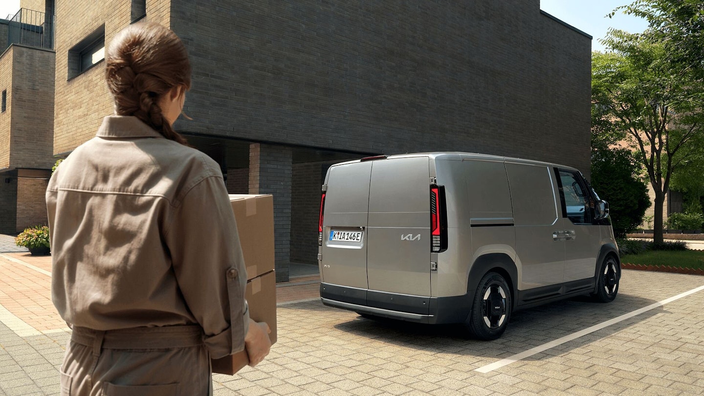 Eine Frau steht vor dem Kia EV6 GT