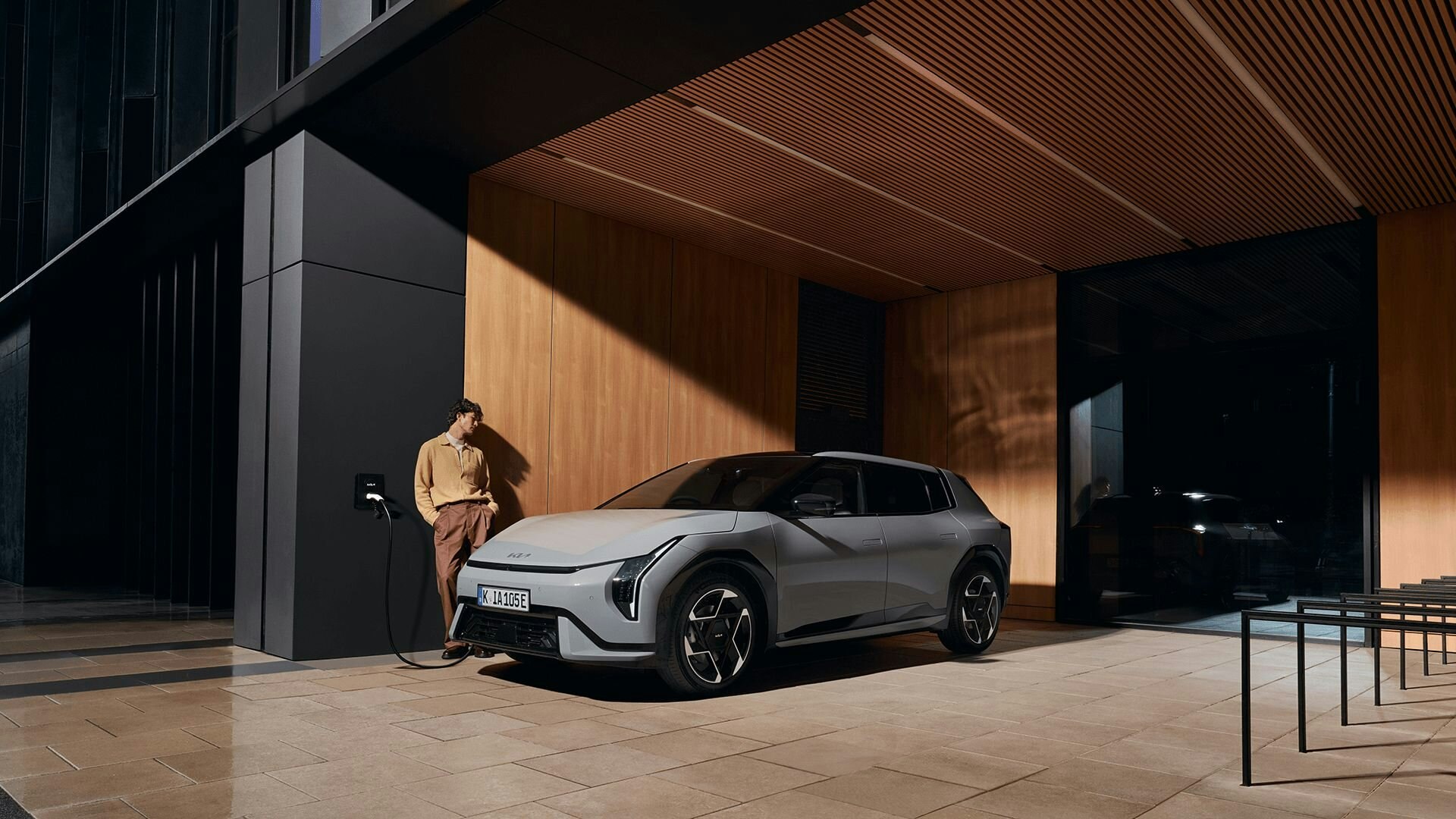 Ein Mann sitzt im Auto und schaut sich das Innendesign an