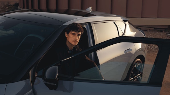 Ein Mann sitzt im Kia EV6