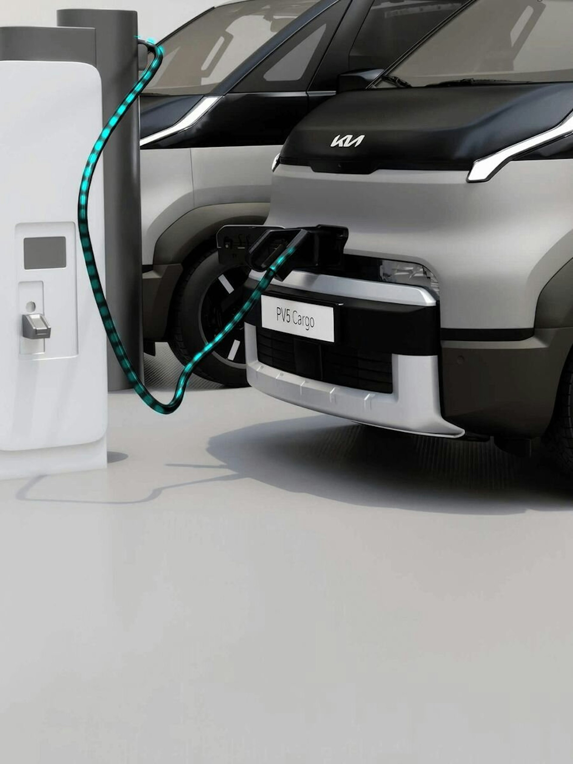 Nahaufnahme des vorderen Ladeanschlusses des Kia PV5 Cargo mit verbundenem Kabel