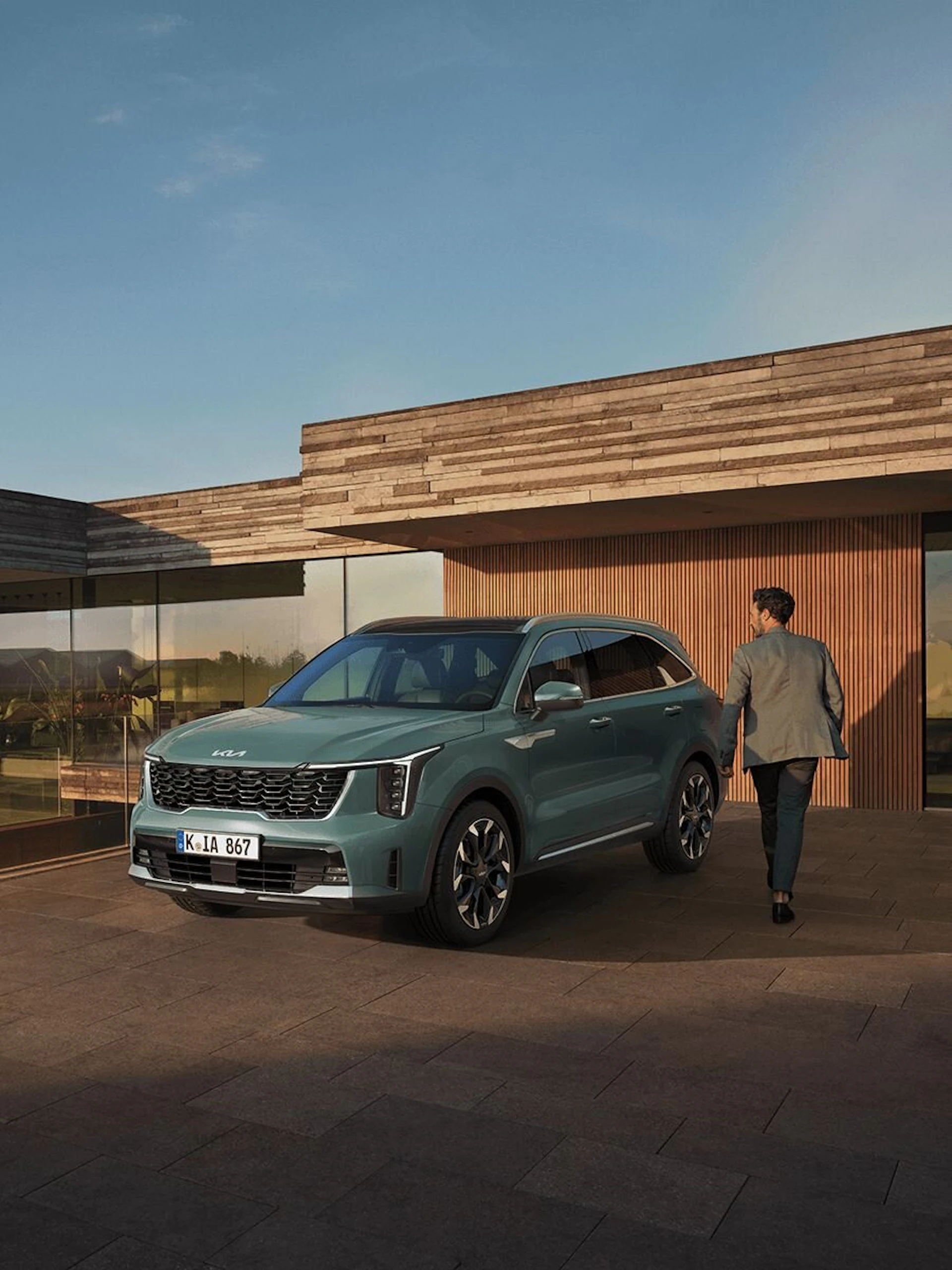 Ein Mann entfernt sich vom neuen Kia Sorento