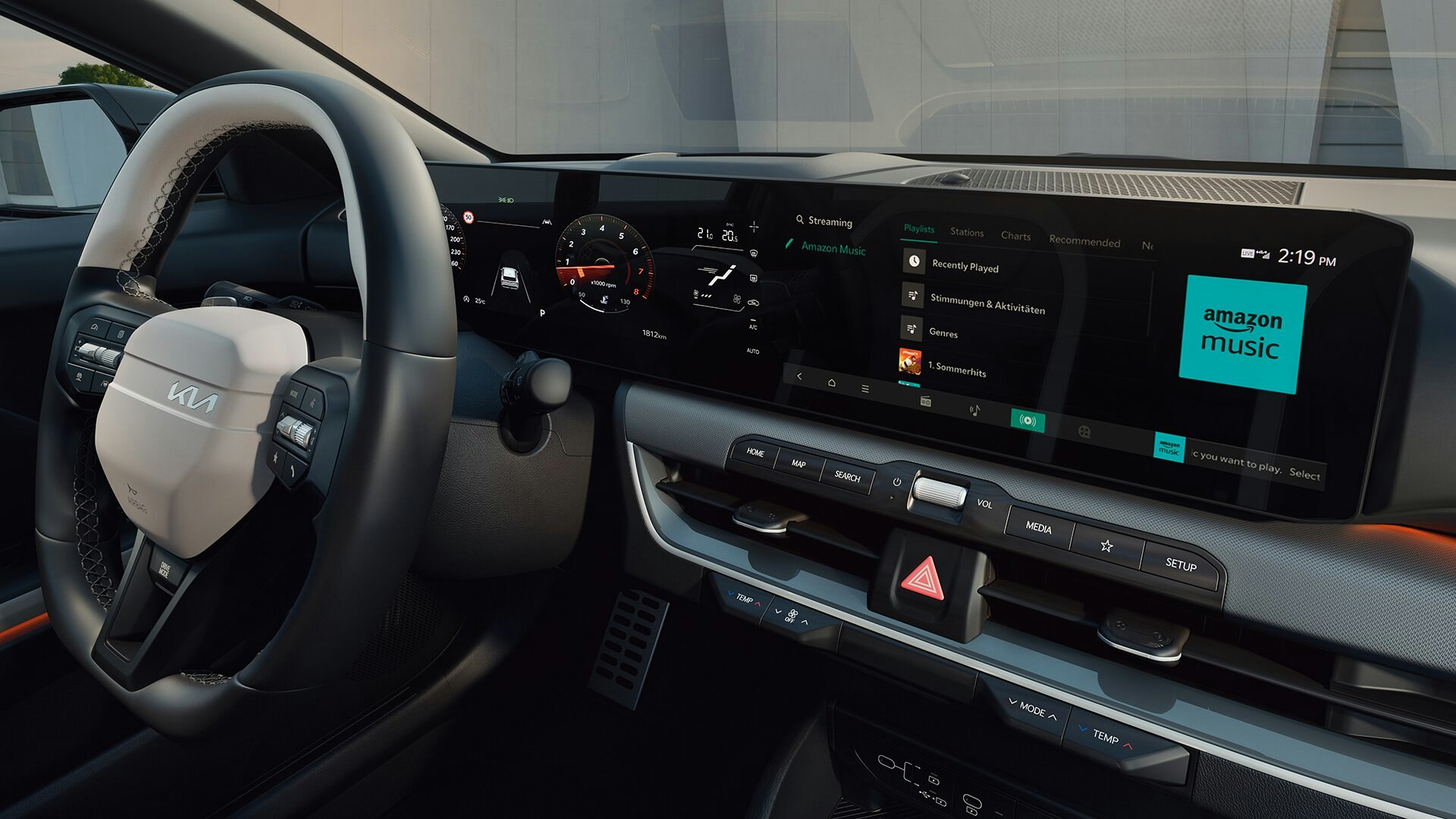 Ein Mann sitzt im Cockpit des Kia K4