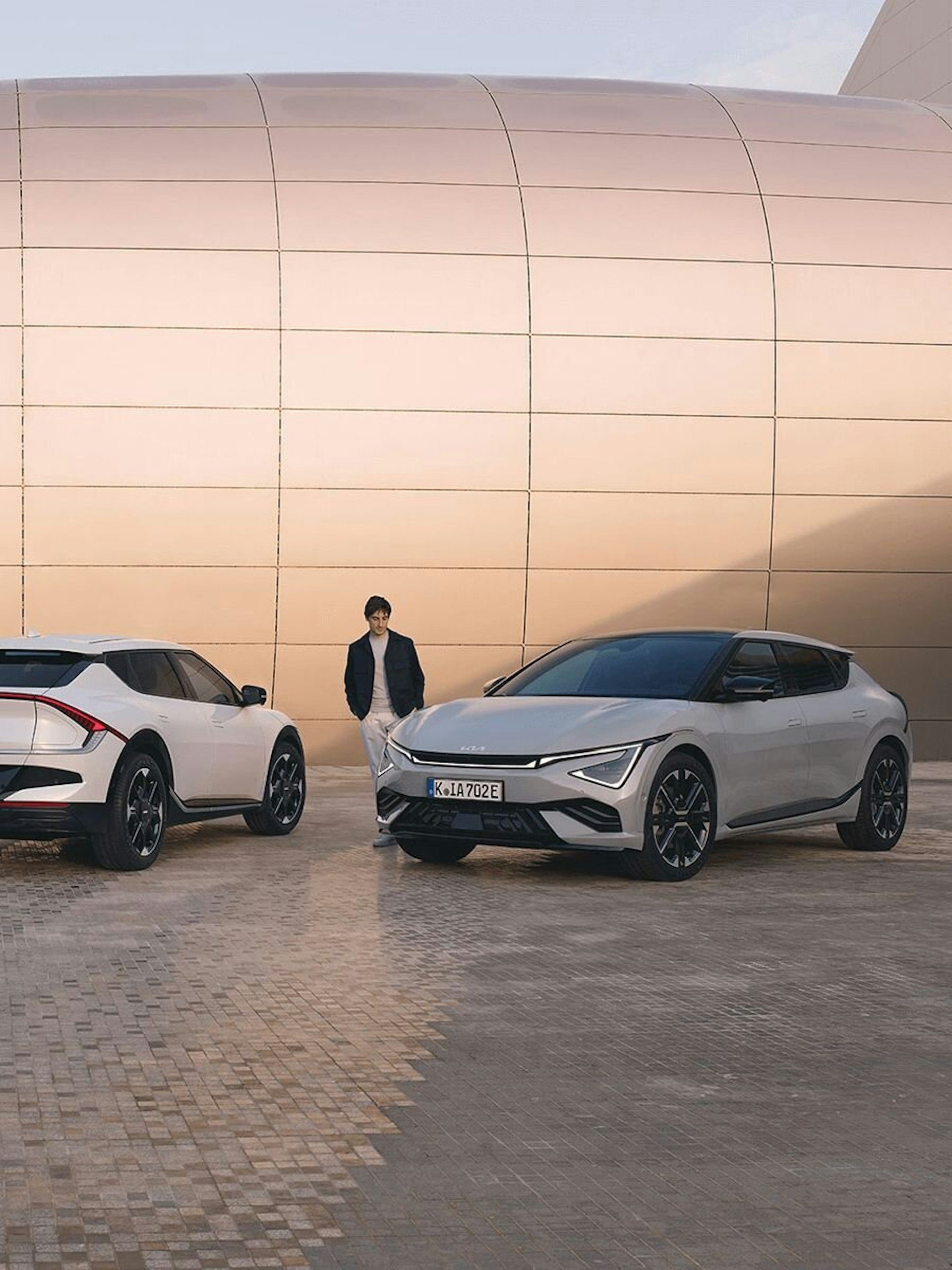 Eine Person zwischen zwei EV6