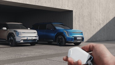 Zwei Kia EV9 in der Garage